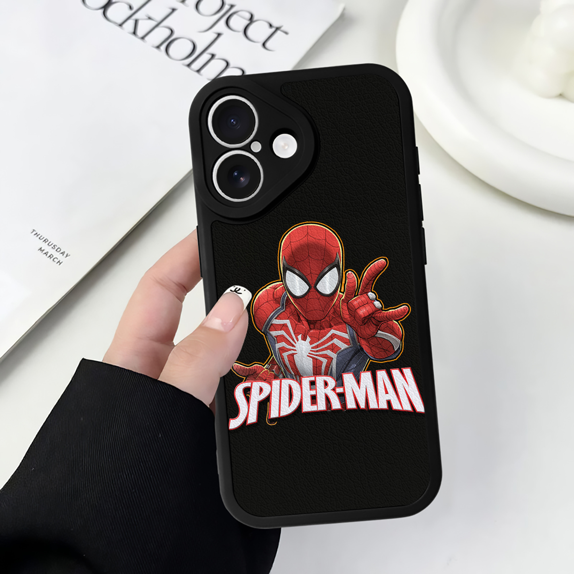 Spider Man スパイダーマン 【iPhone 16シリーズ対応】シリコンスマホケース（レザー調） 材質：シリコン